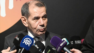 Galatasaray Başkanı Dursun Özbek, Liverpool zaferinin ardından soyunma odasında futbolcuları