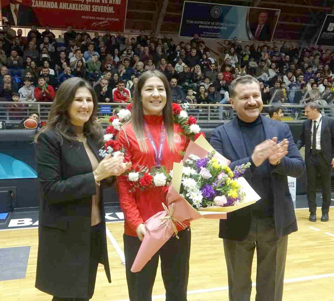   Romanya’da düzenlenen Avrupa Güreş Şampiyonası’nda 7. kez şampiyonu olan