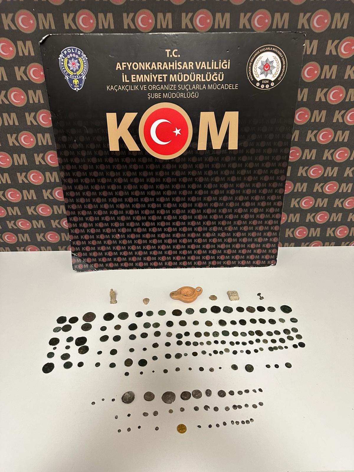 Afyonkarahisar’da emniyet ekipleri şüpheli bir araçta çok sayıda tarihi eser