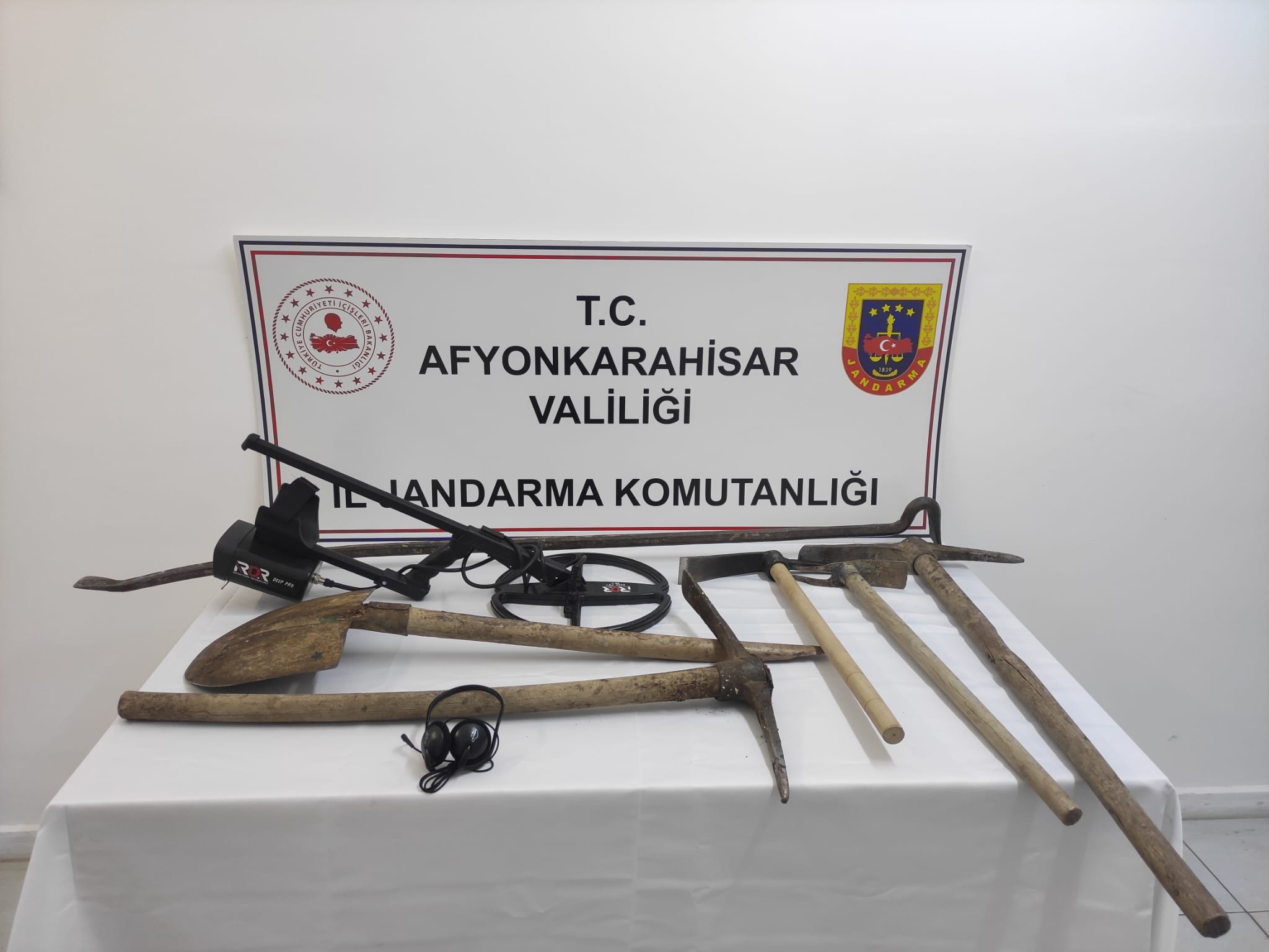 Afyonkarahisar’ın Şuhut ilçesine bağlı Bademli köyü Başpınar mevkiinde şüpheli aracın