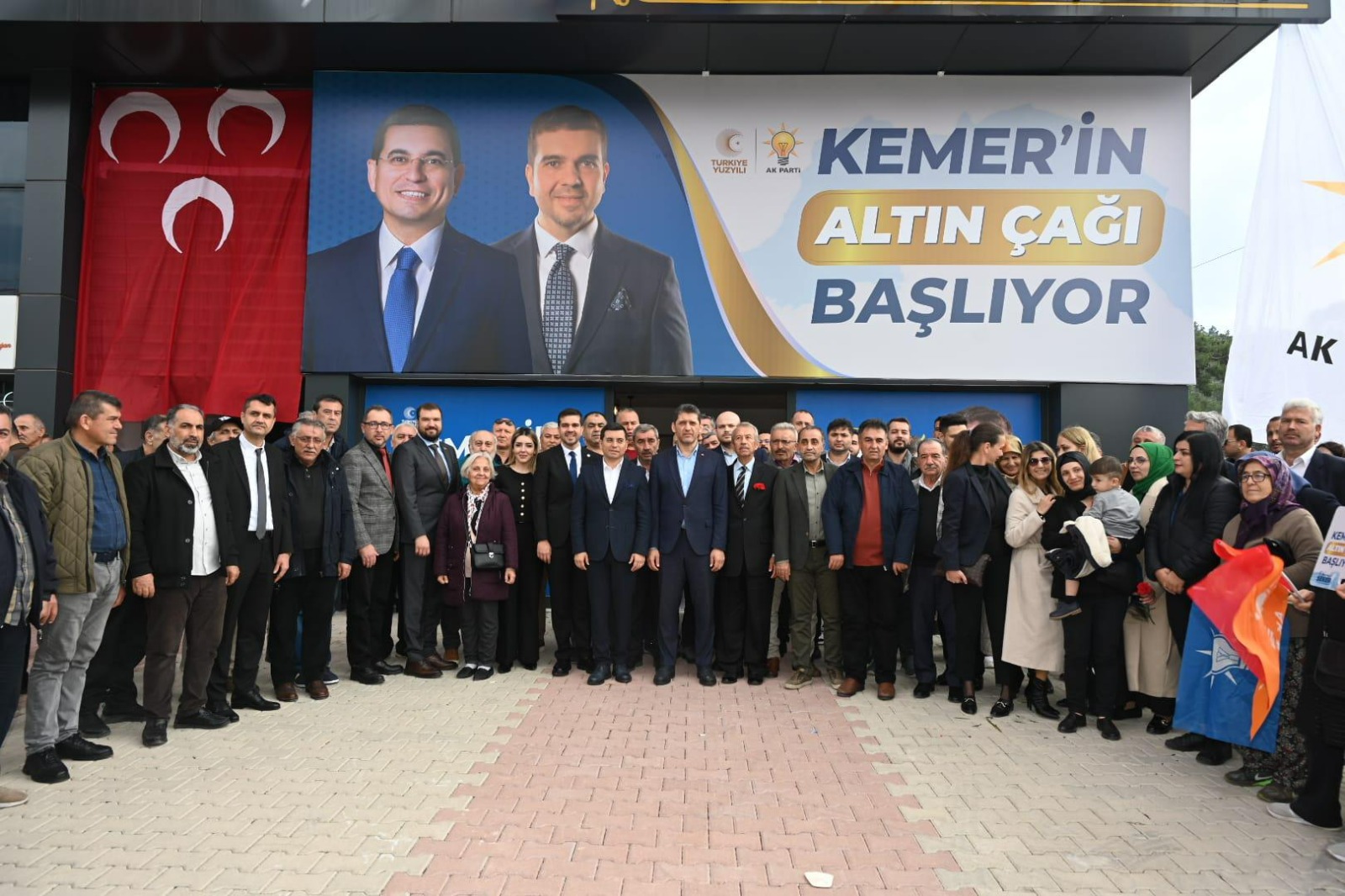 Seçim çalışmaları kapsamında Kemer İlçesi’ni ziyaret eden Cumhur İttifakı’nın Antalya
