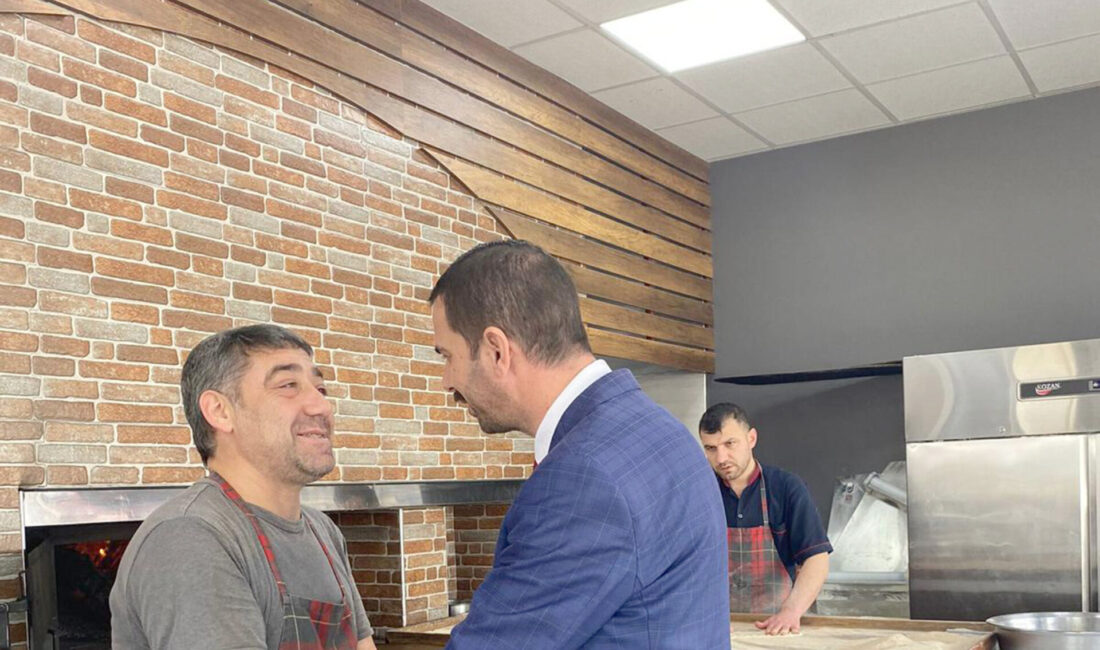 Selçuklu Mahallesi’ndeki esnafları ziyaret eden İYİ Parti Afyonkarahisar Belediye Başkan