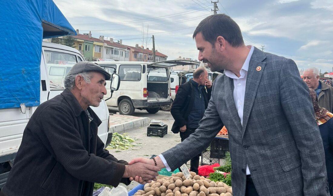 Afyonkarahisar’da pazar yerini ziyaret eden İYİ Parti Afyonkarahisar Belediye Başkan