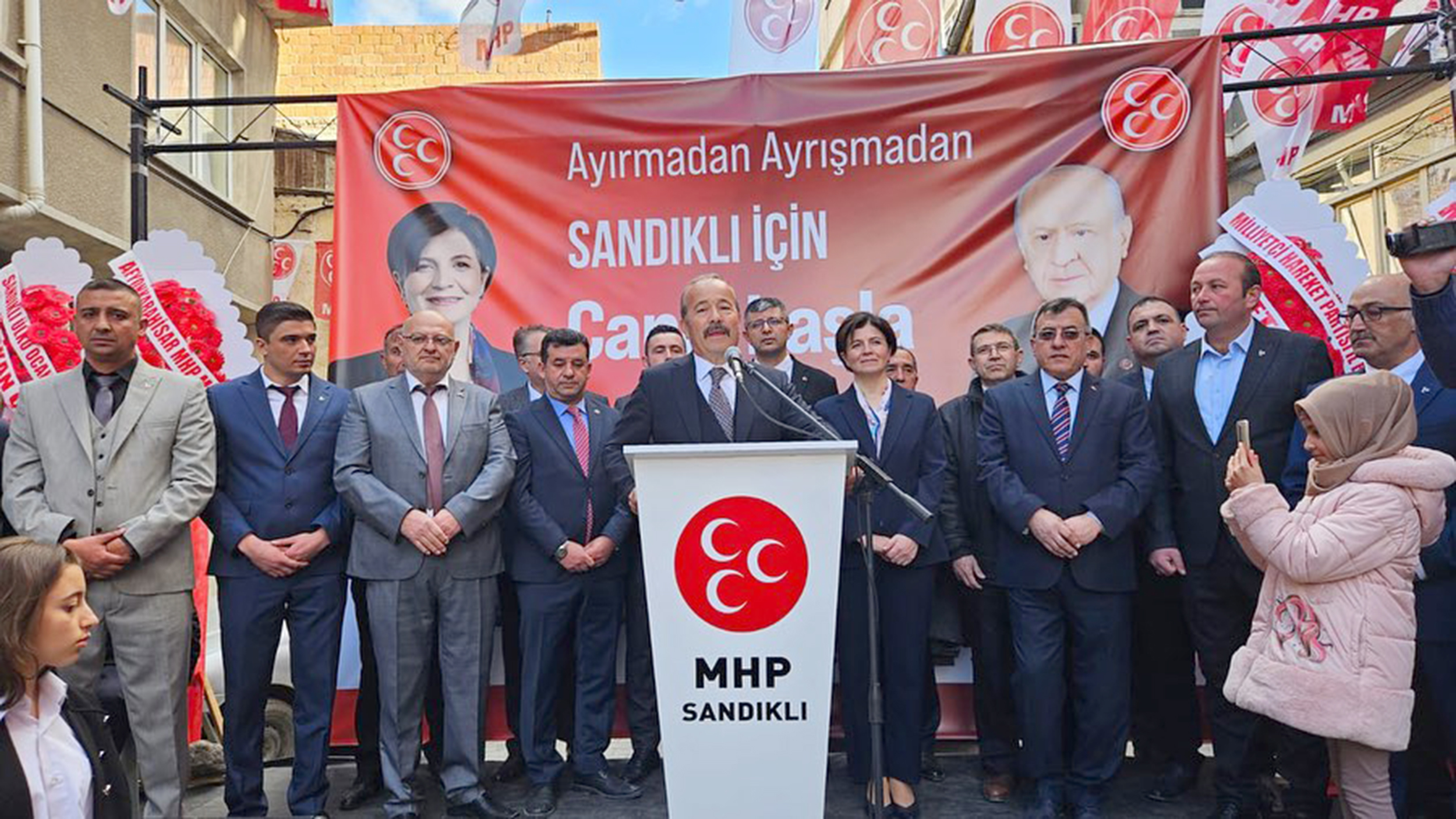 Milliyetçi Hareket Partisi’nin Sandıklı seçim koordinasyon merkezinin açılışı coşkulu bir