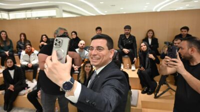 Antalya Büyükşehir Belediye Başkanı adayı Hakan Tütüncü, Antalya Kütüphanesi’nde gençlerle