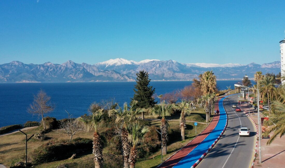 Antalya’da Muratpaşa Belediyesi, eski Lara Caddesi boyunca uzanan bisiklet yolunun
