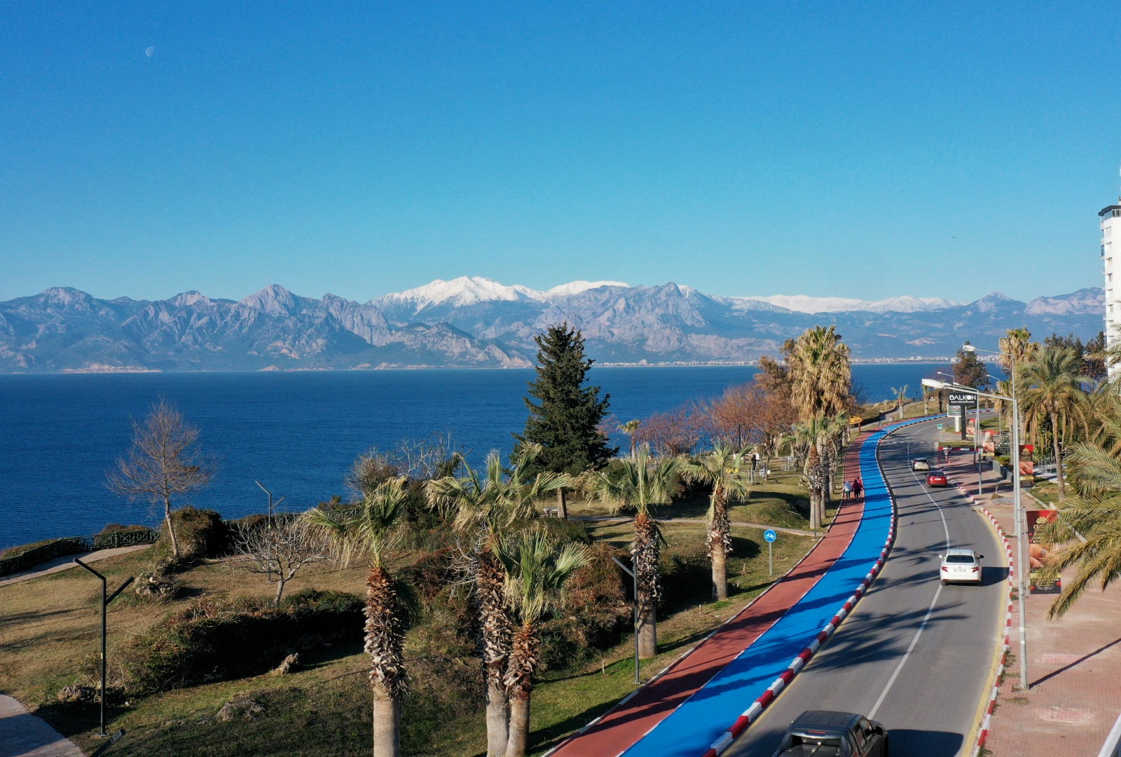 Antalya’da Muratpaşa Belediyesi, eski Lara Caddesi boyunca uzanan bisiklet yolunun