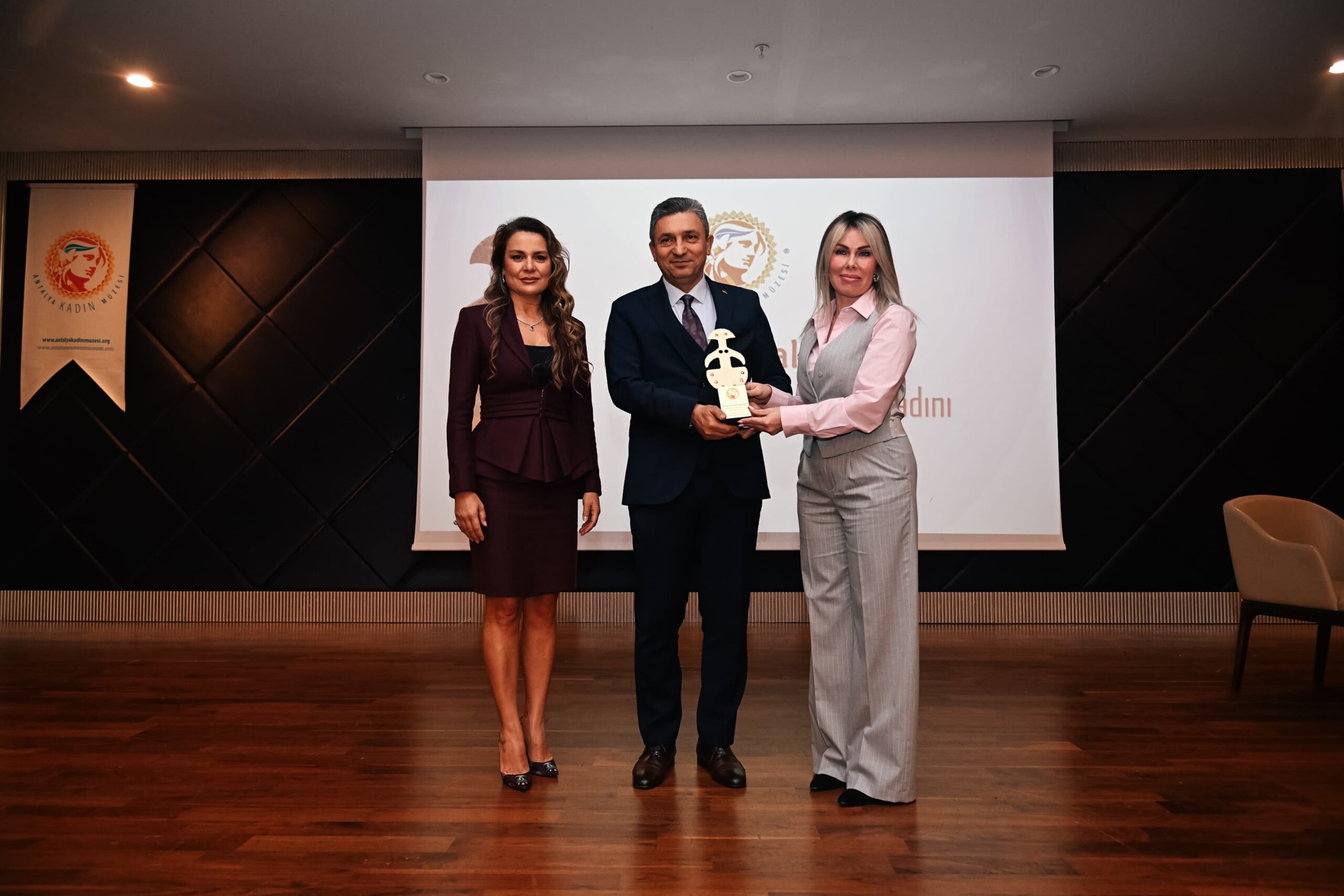 Akdeniz Üniversitesi Rektörü Prof. Dr. Özlenen Özkan’a Antalya Tanıtım Vakfı