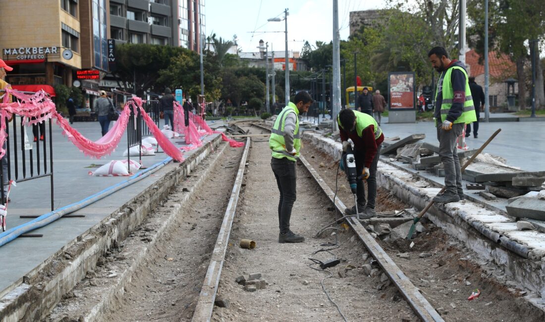 Antalya Büyükşehir Belediyesi, engelli vatandaşların Cumhuriyet Meydanı’nı daha rahat kullanabilmeleri