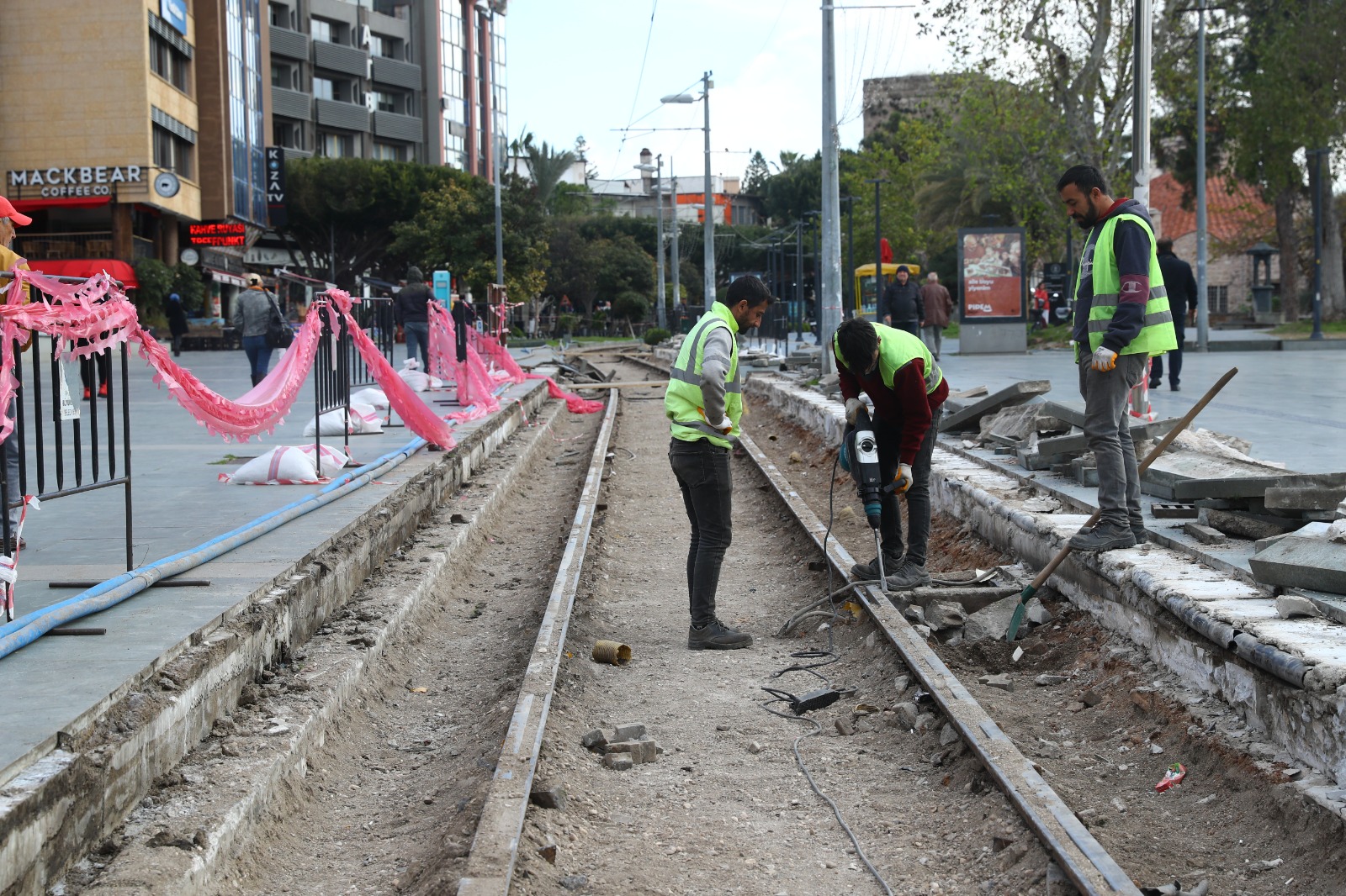 Antalya Büyükşehir Belediyesi, engelli vatandaşların Cumhuriyet Meydanı’nı daha rahat kullanabilmeleri