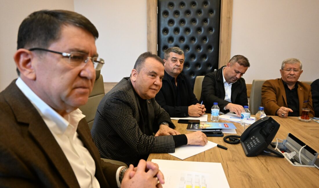 Antalya Büyükşehir Belediye Başkanı Muhittin Böcek, ulaşım esnafıyla bir araya