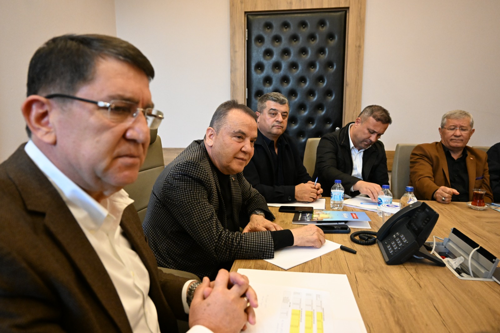 Antalya Büyükşehir Belediye Başkanı Muhittin Böcek, ulaşım esnafıyla bir araya
