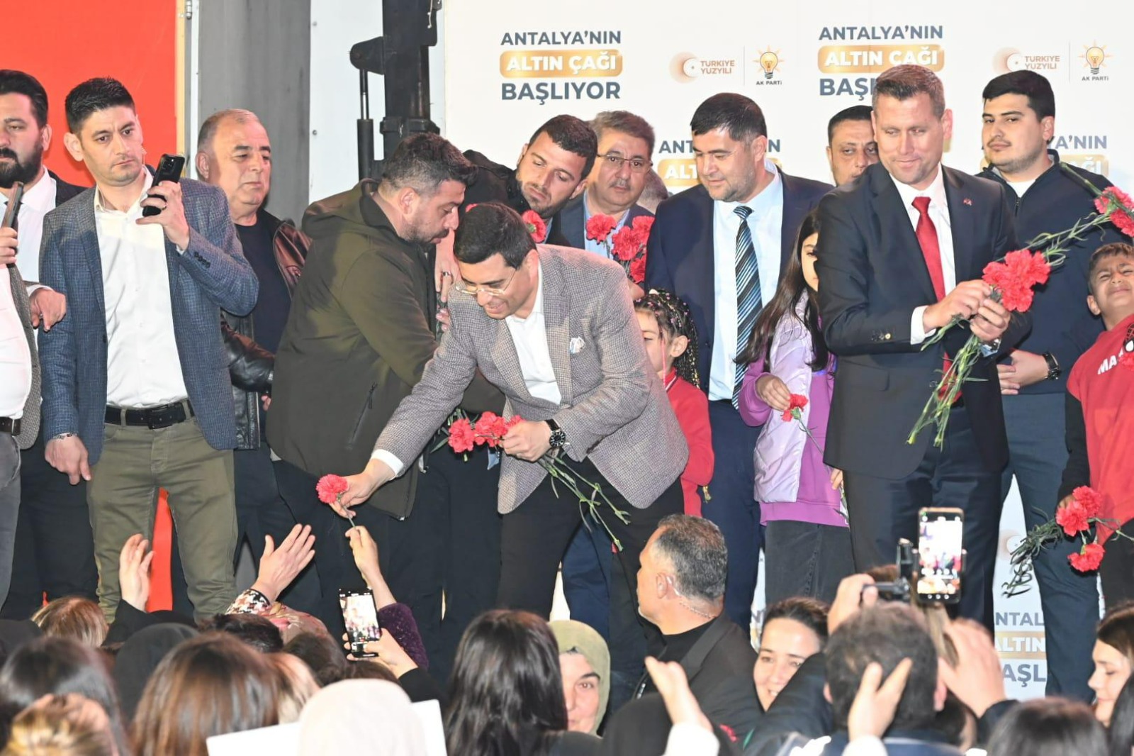   AK Parti Antalya Büyükşehir Belediye Başkan Adayı Hakan Tütüncü,