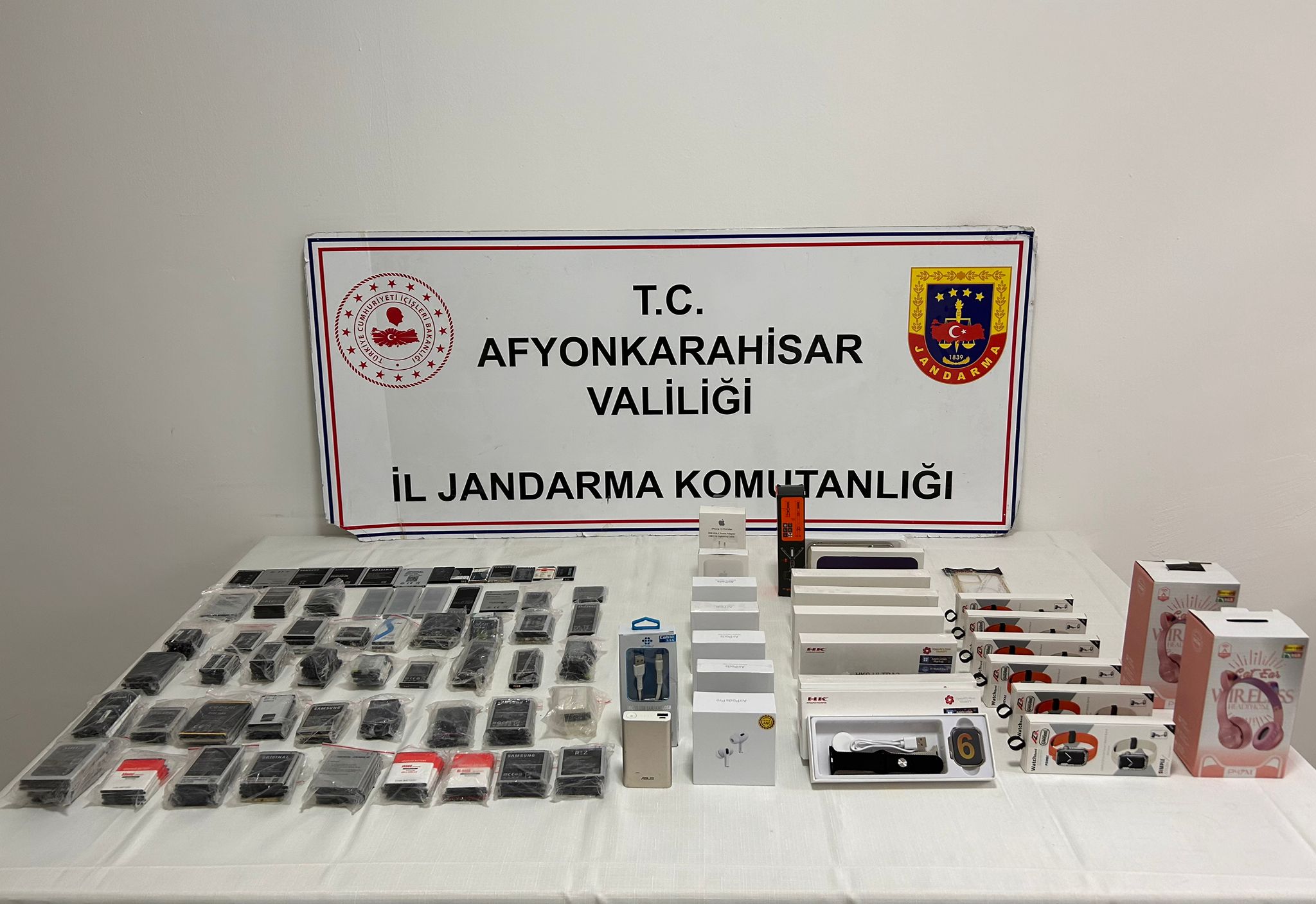 Afyonkarahisar’da jandarma ekipleri yaptıkları çalışmalarla kaçak ürünlere geçit vermedi. Afyonkarahisar