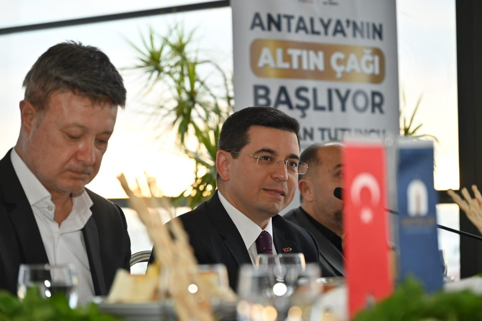 Cumhur İttifakı’nın Antalya Büyükşehir Belediye Başkan adayı Hakan Tütüncü, Antalya