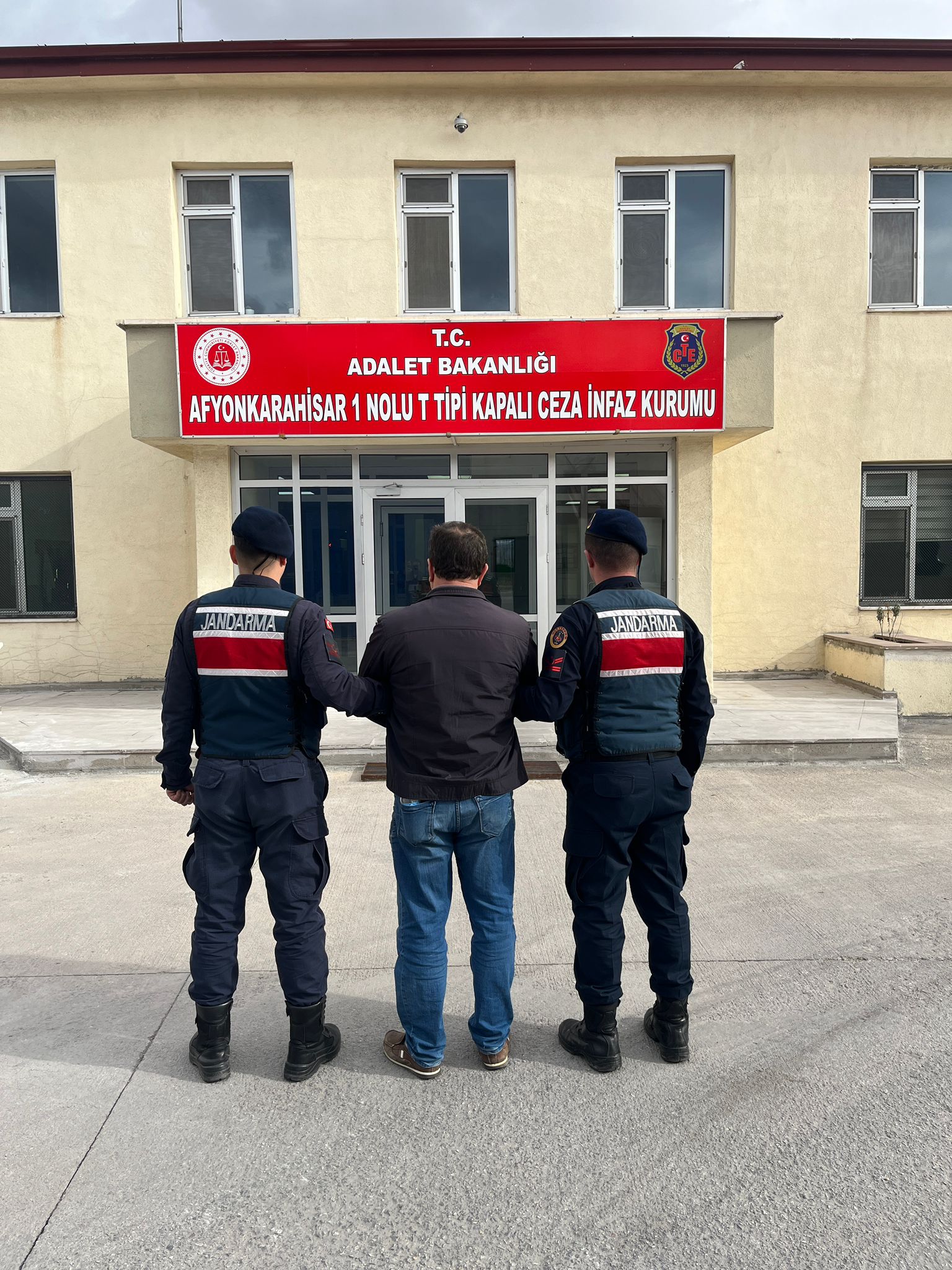Afyonkarahisar İl Jandarma Komutanlığı Sinanpaşa/Tınaztepe Jandarma Karakol Komutanlığınca, aranan şahısların