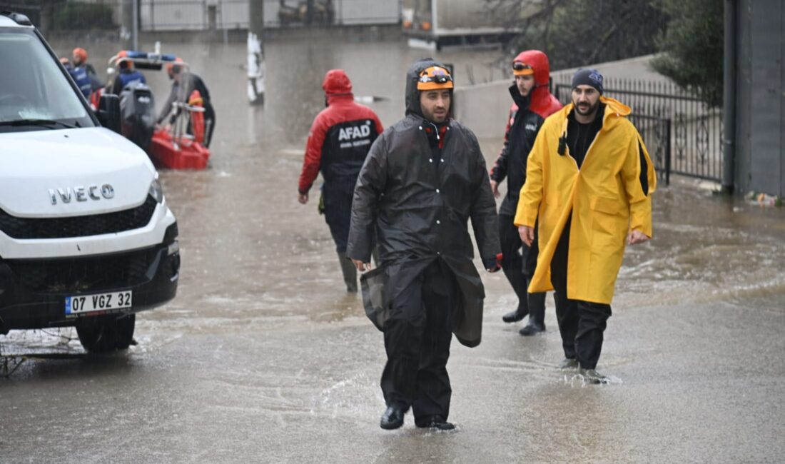 Meteoroloji’nin ‘Turuncu Kod’ uyarılarının ardından Antalya’da akşam saatlerinde başlayan yağış,