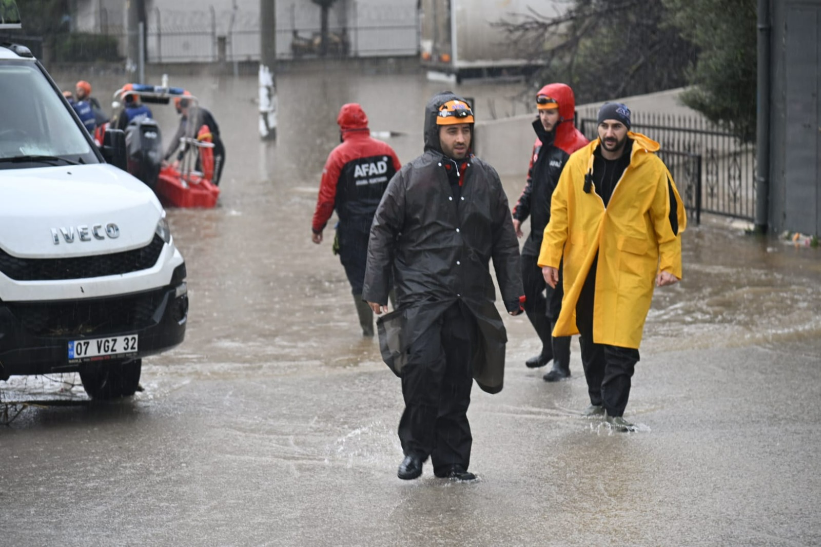 Meteoroloji’nin ‘Turuncu Kod’ uyarılarının ardından Antalya’da akşam saatlerinde başlayan yağış,