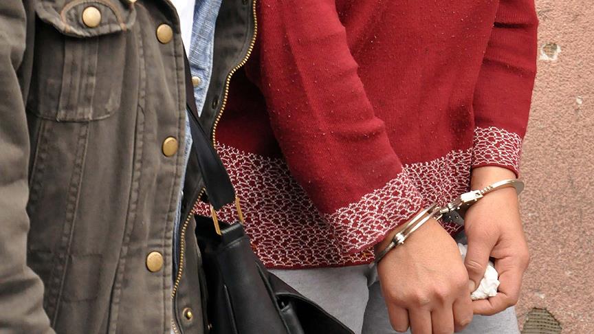 Afyonkarahisar’da fuhuş yaptığı iddia edilen bir kadın polis tarafından yakalanarak