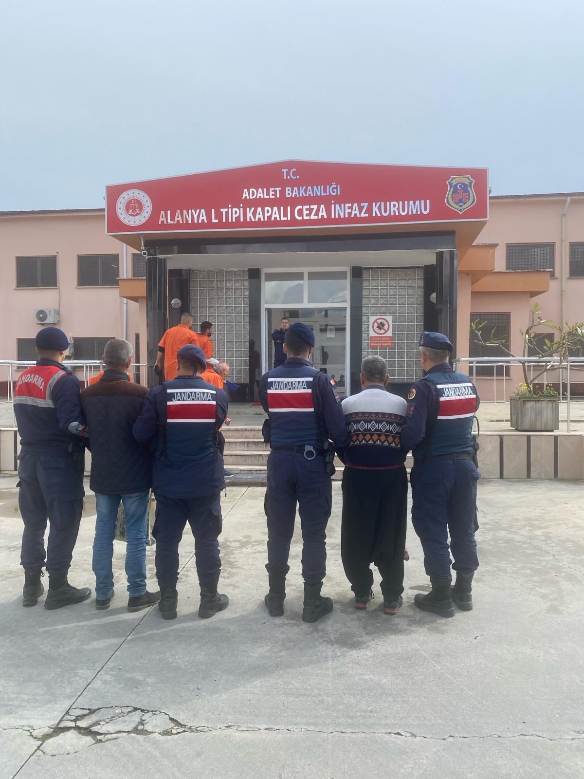 Antalya’nın Alanya ilçesinde bahçe deposundan 15 kasa içerisinde 750 adet