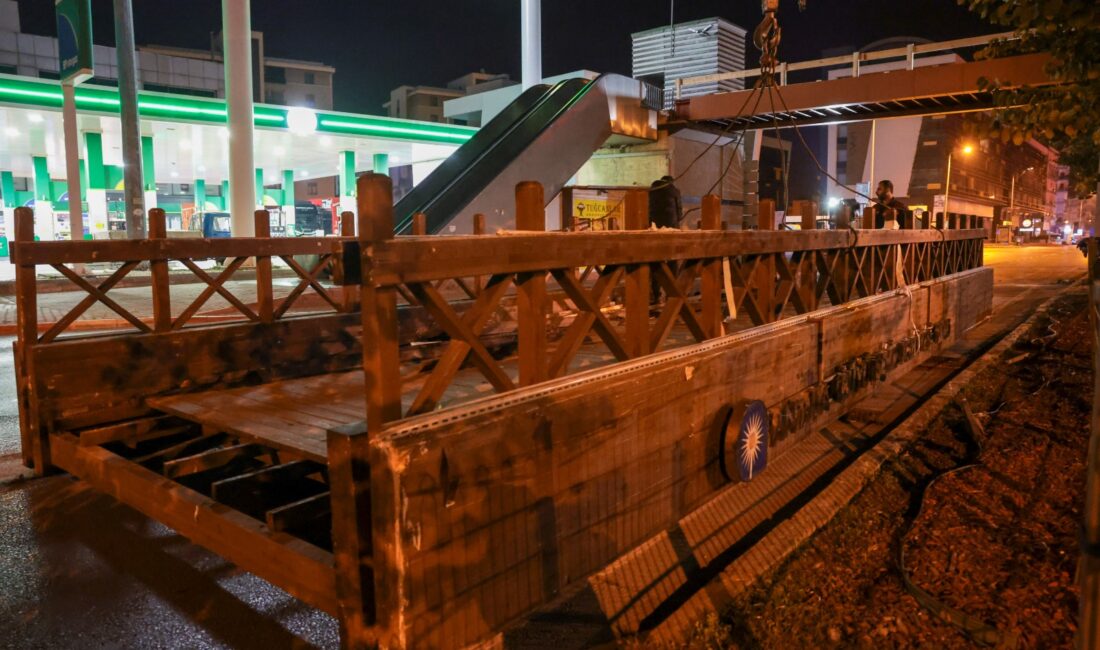 Antalya Büyükşehir Belediyesi, kent genelinde yıpranan üstgeçitlerde bakım onarım çalışması