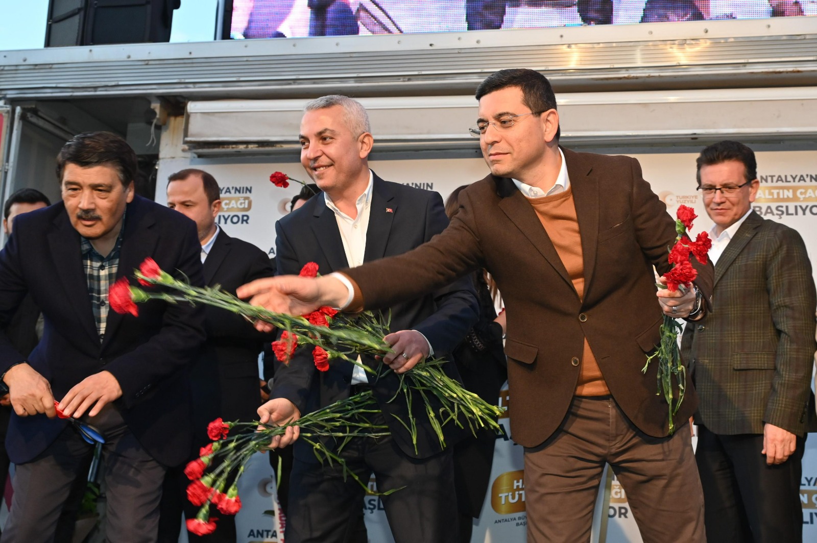 Aksu Seçim Koordinasyon Merkezi’nin açılışında konuşan Cumhur İttifakı’nın Antalya Büyükşehir
