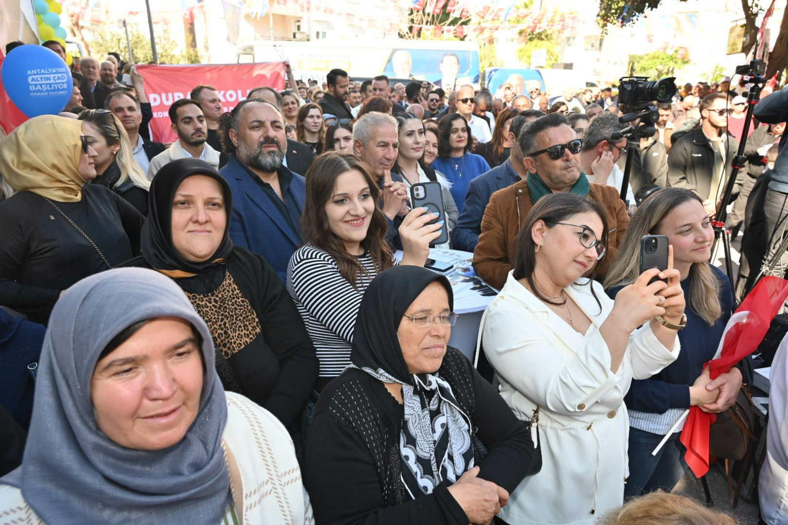 Konyaaltı Seçim Koordinasyon Merkezi’nin açılışında konuşan Cumhur İttifakı’nın Antalya Büyükşehir