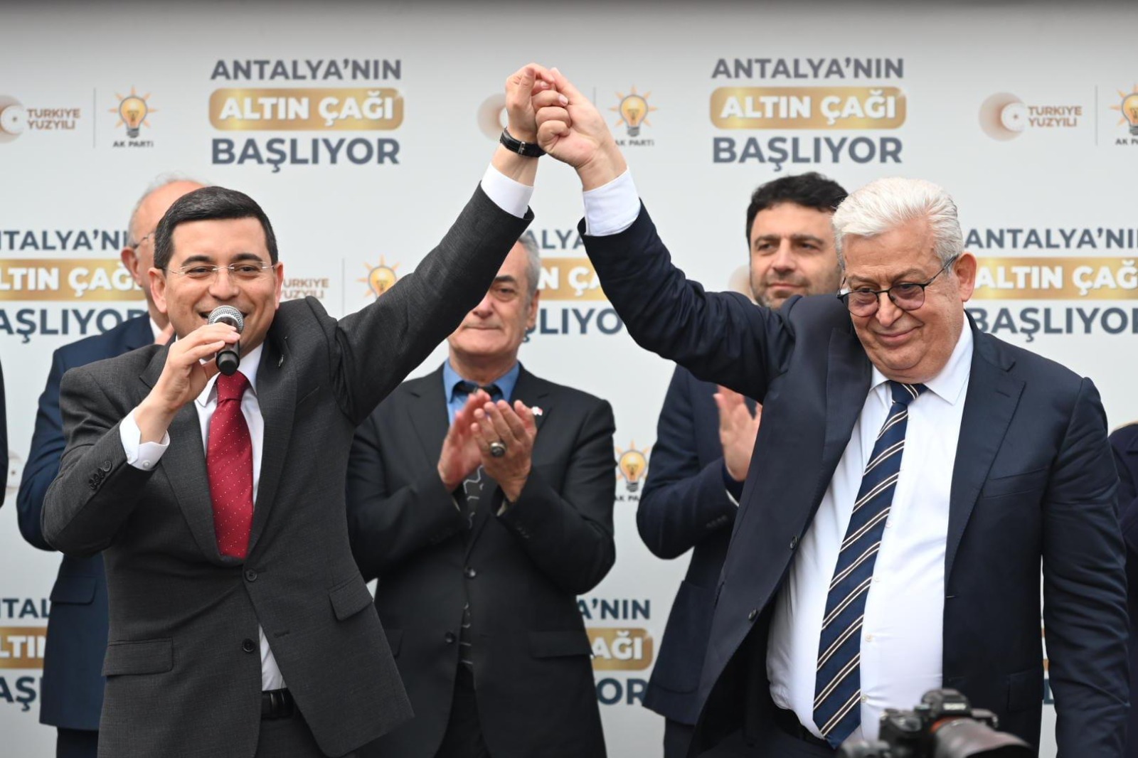 Manavgat Seçim Koordinasyon Merkezi’nde ilçe sakinlerine seslenen Cumhur İttifakı Antalya