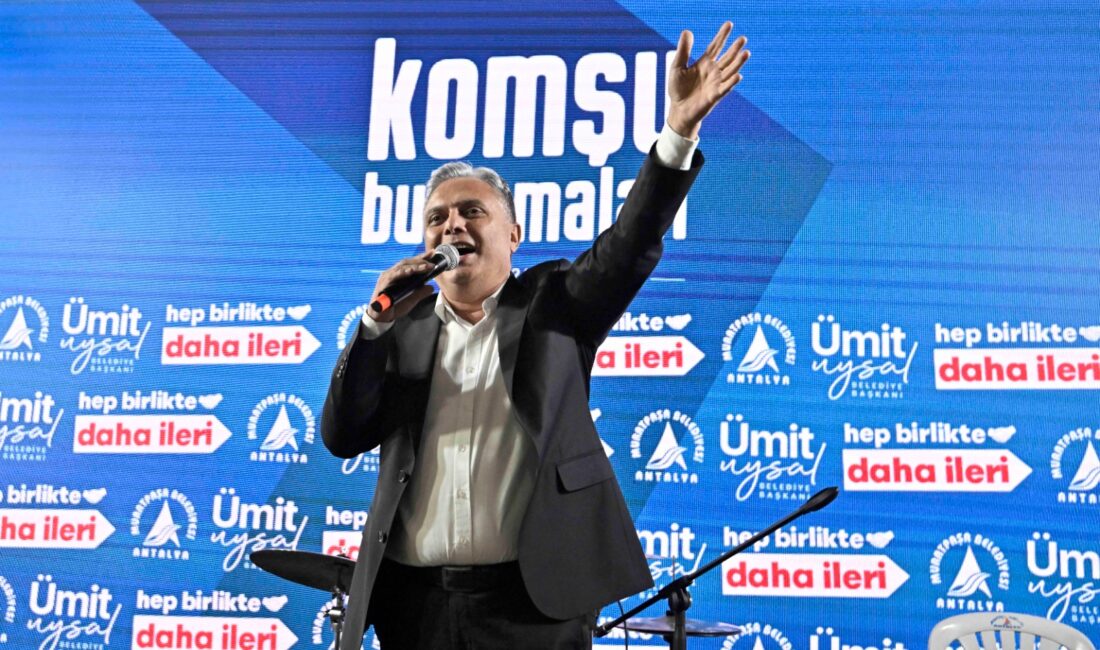 Antalya’da Muratpaşa Belediye Başkanı Ümit Uysal, Güzeloba Mahallesi’nde düzenlenen ‘Komşu