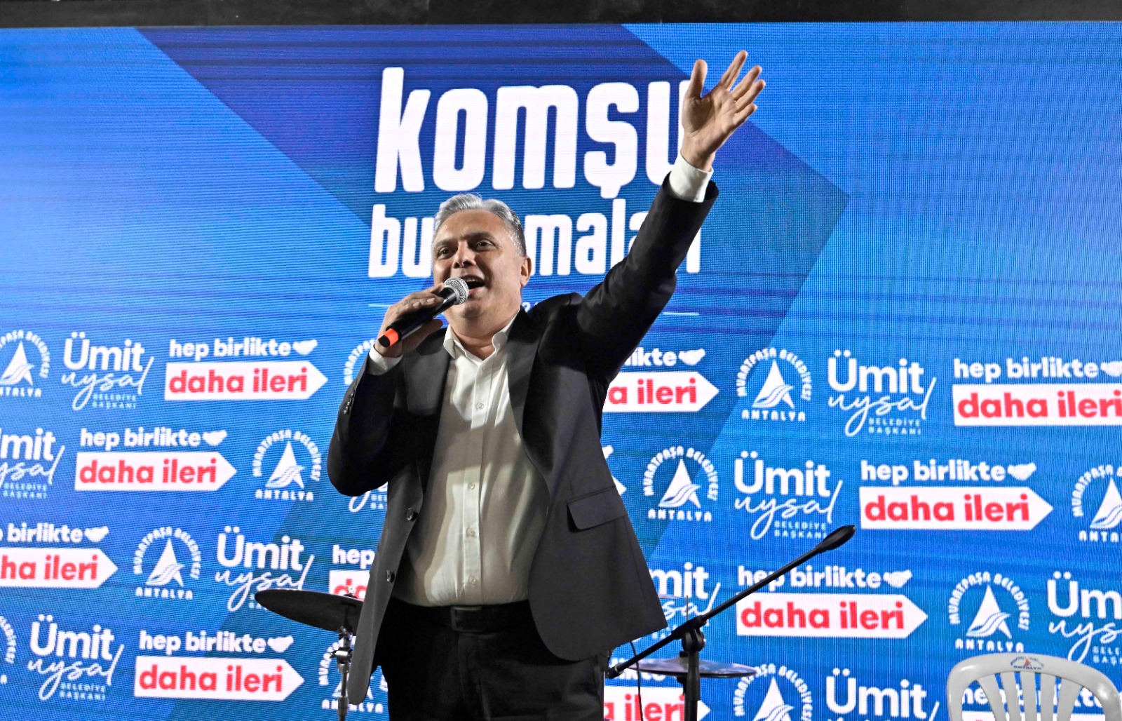 Antalya’da Muratpaşa Belediye Başkanı Ümit Uysal, Güzeloba Mahallesi’nde düzenlenen ‘Komşu