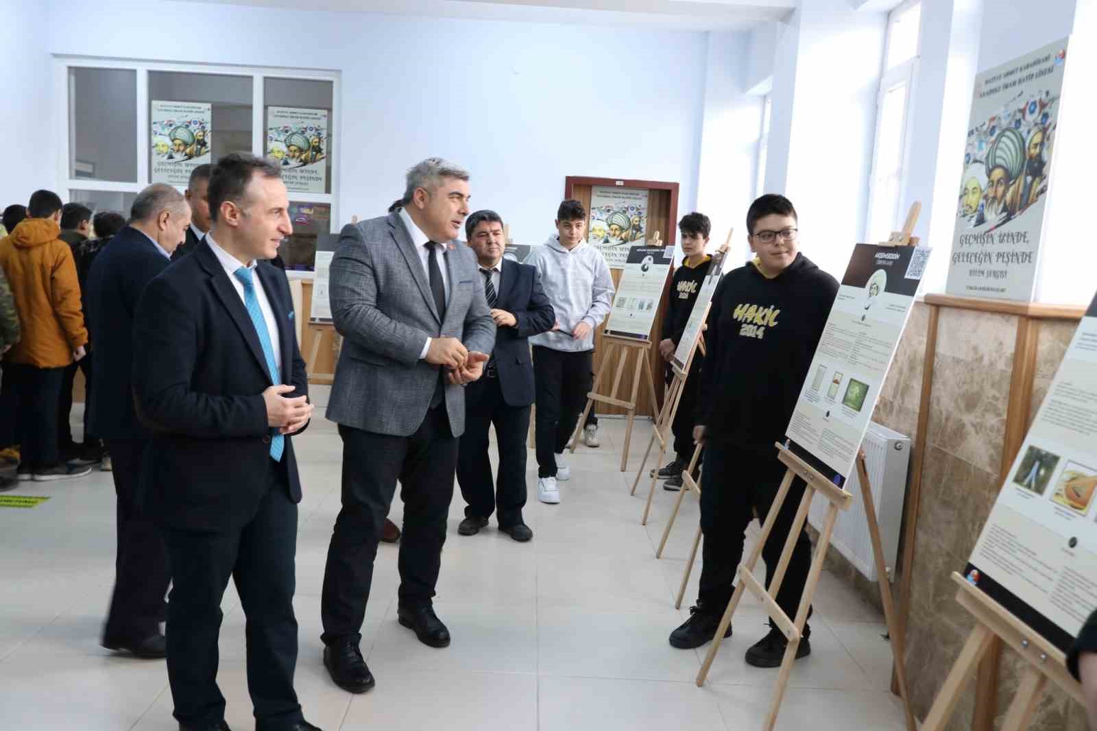 AFYONKARAHİSAR’DA “GEÇMİŞİN İZİNDE, GELECEĞİN PEŞİNDE” TEMALI SERGİSİ AÇILDI