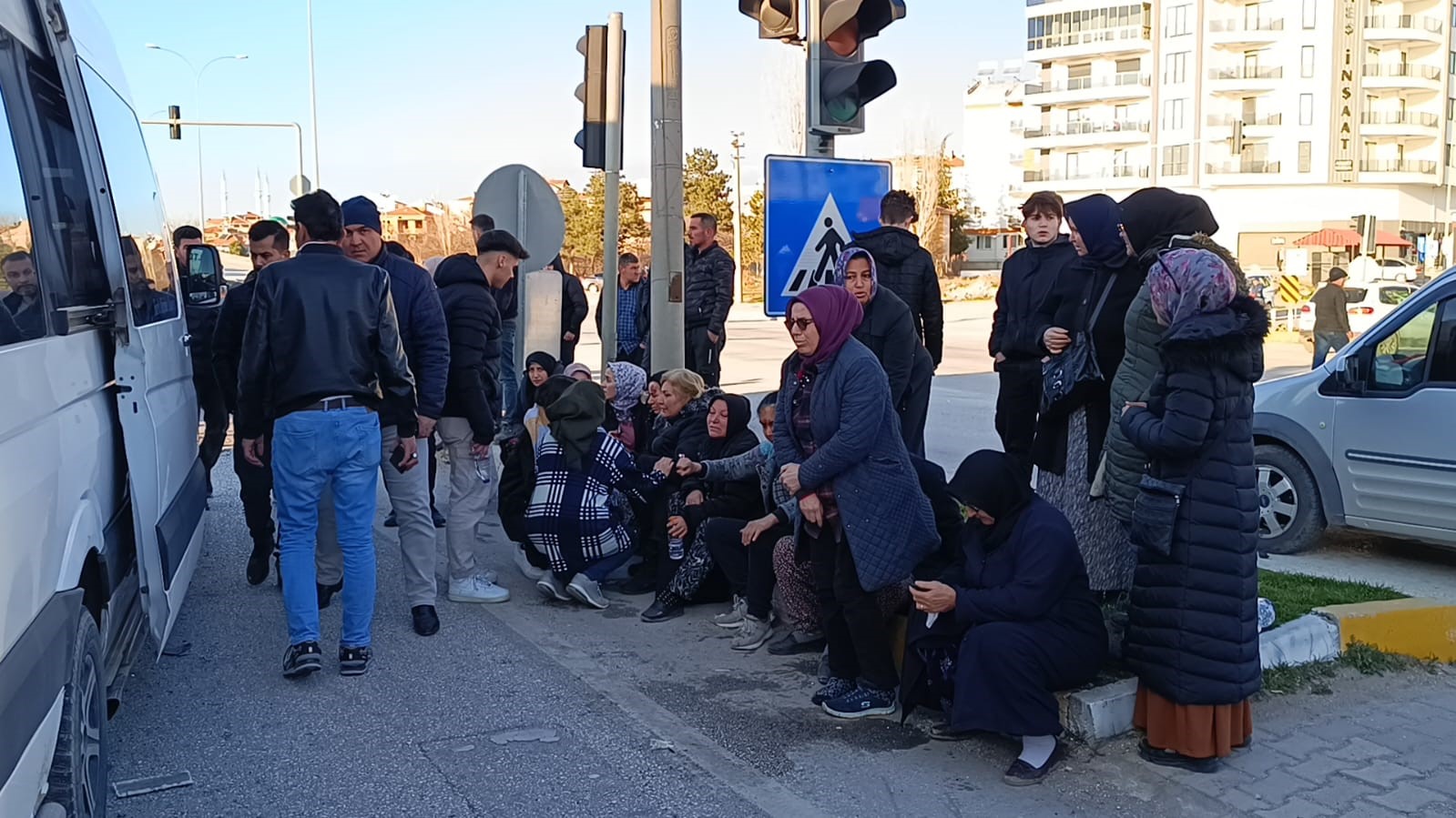 AFYONKARAHİSAR’DA İŞÇİ SERVİSİ KAZA YAPTI: 12 YARALI