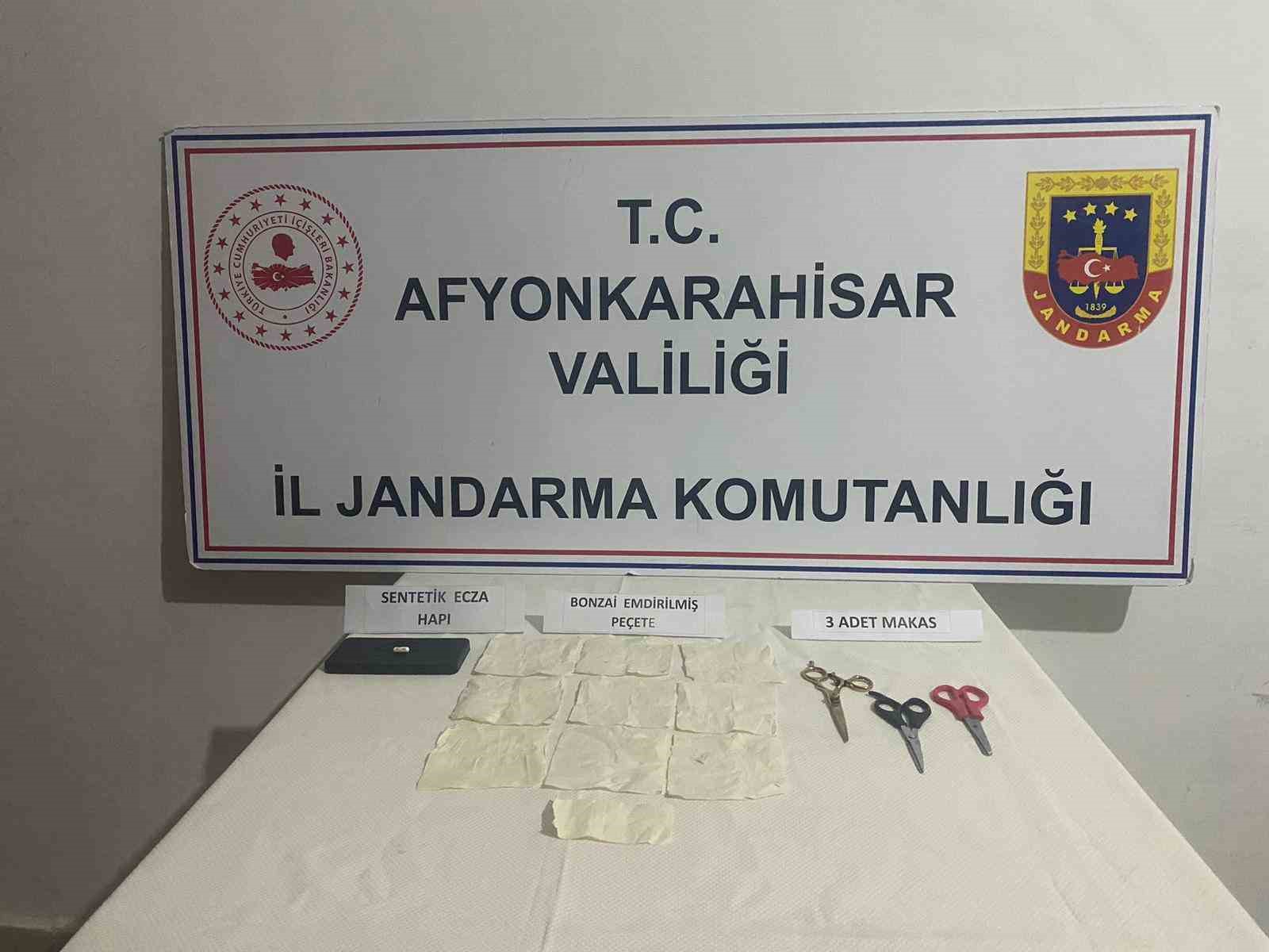 AFYONKARAHİSAR’DA PEÇETEYE EMDİRİLMİŞ BONZAİ YAKALANDI