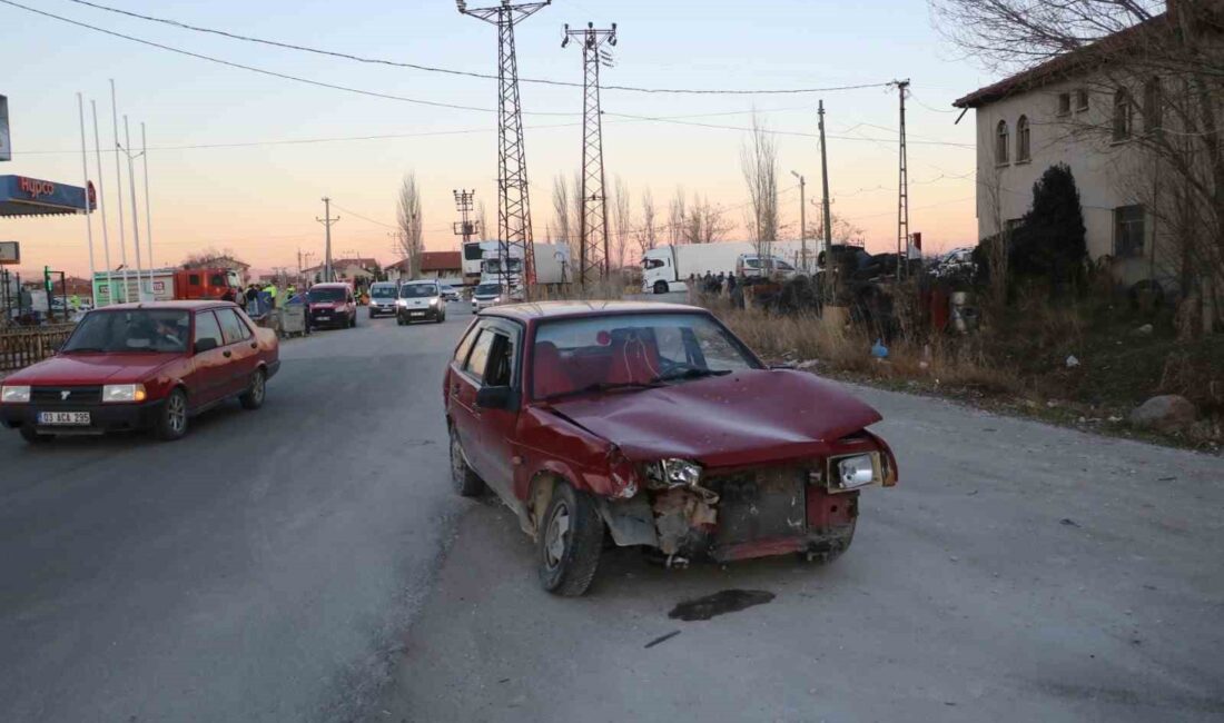 AFYONKARAHİSAR'IN SADIKBEY MAHALLESİ GİRİŞİNDE 4 ARACIN KARIŞTIĞI ZİNCİRLEME TRAFİK KAZASINDA