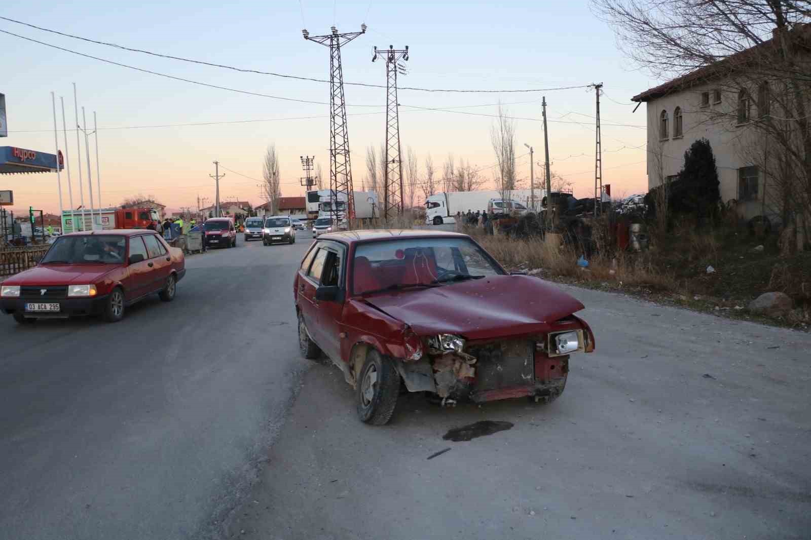 AFYONKARAHİSAR'IN SADIKBEY MAHALLESİ GİRİŞİNDE 4 ARACIN KARIŞTIĞI ZİNCİRLEME TRAFİK KAZASINDA