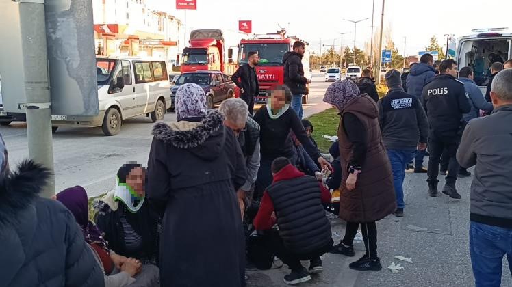 AFYONKARAHİSAR'DA BİR DOMATES SERASINDA ÇALIŞAN İŞÇİLERİ TAŞIYAN SERVİS ARACIYLA TIRIN