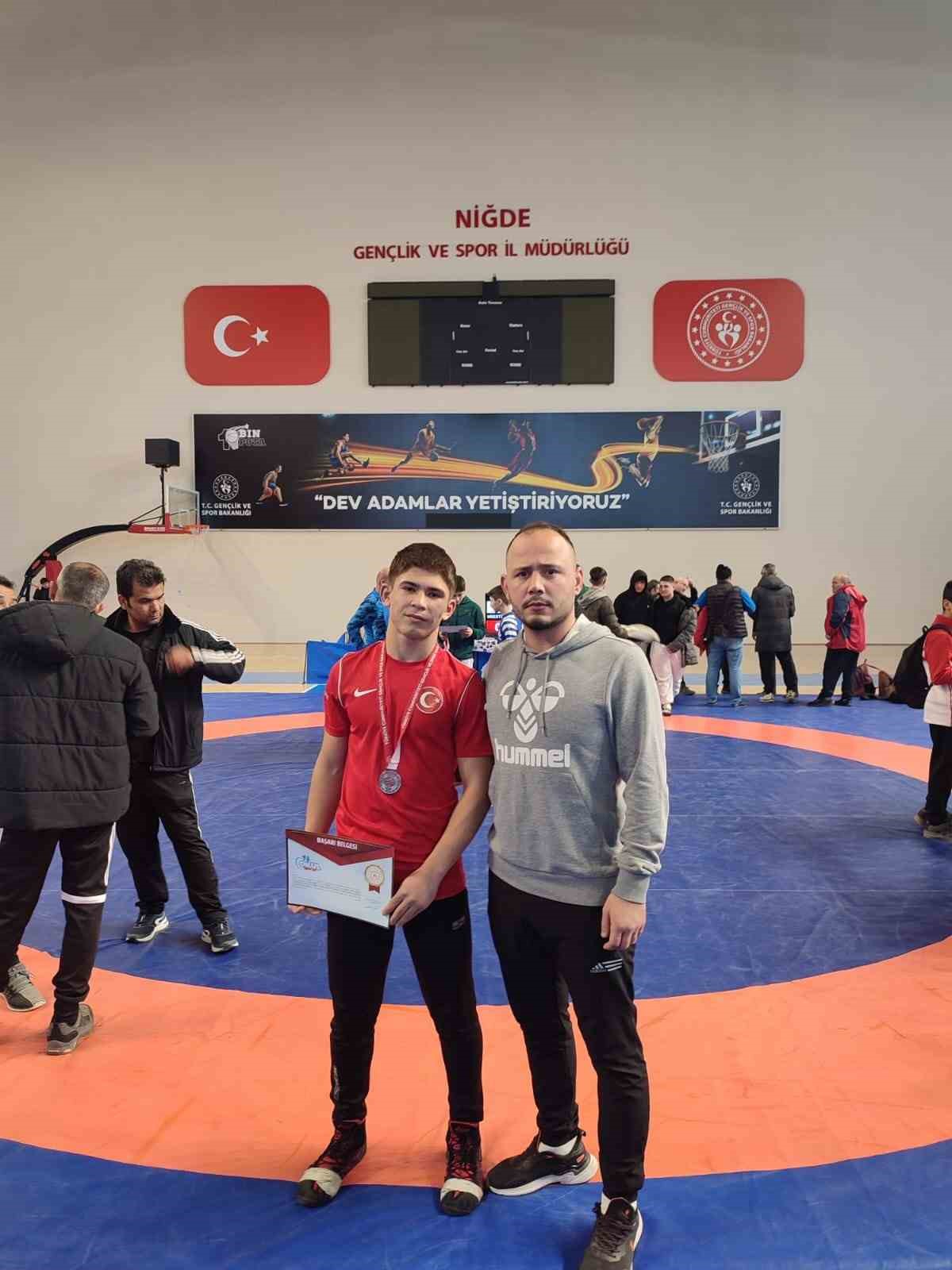 Afyonkarahisar Sporcu Eğitim Merkezi öğrencisi İrfan Korkmaz, Türkiye Güreş Şampiyonasında