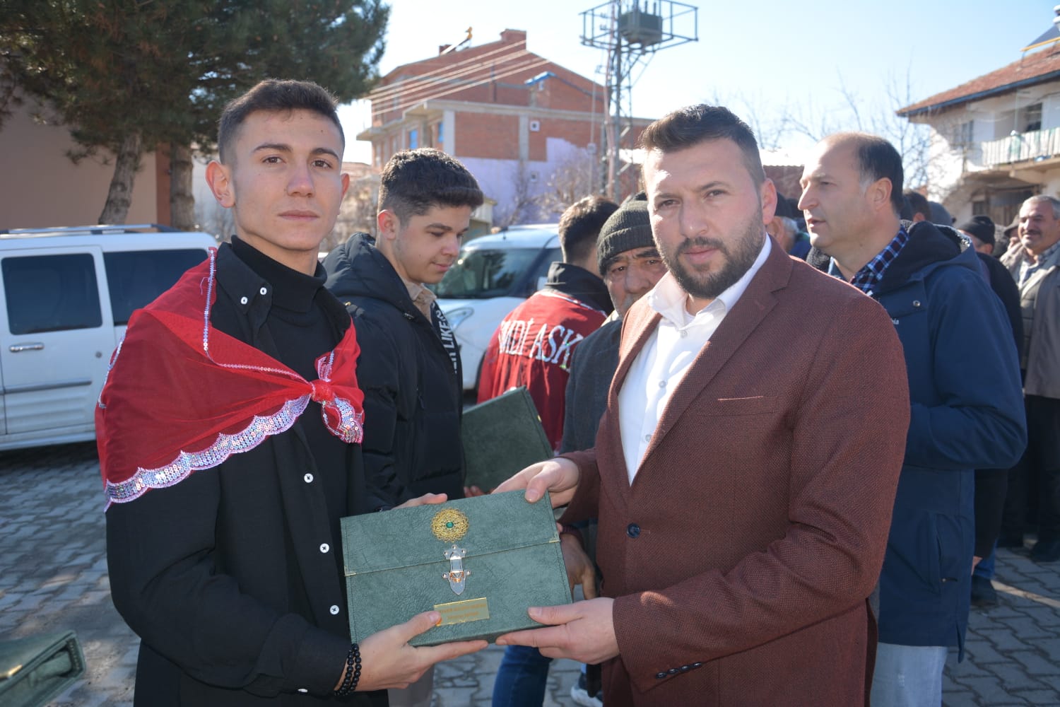 Akharım Belediyesi tarafından askere gidecek 2004/1 tertip asker adayları için