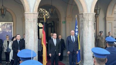 ALMANYA SAVUNMA BAKANI PİSTORİUS, BOSNA HERSEK'TE