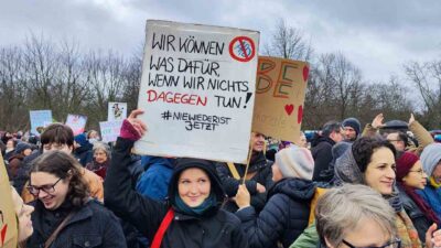 ALMANYA’DA 150 BİN KİŞİDEN BUNDESTAG ÖNÜNDE IRKÇILIĞA KARŞI MİTİNG