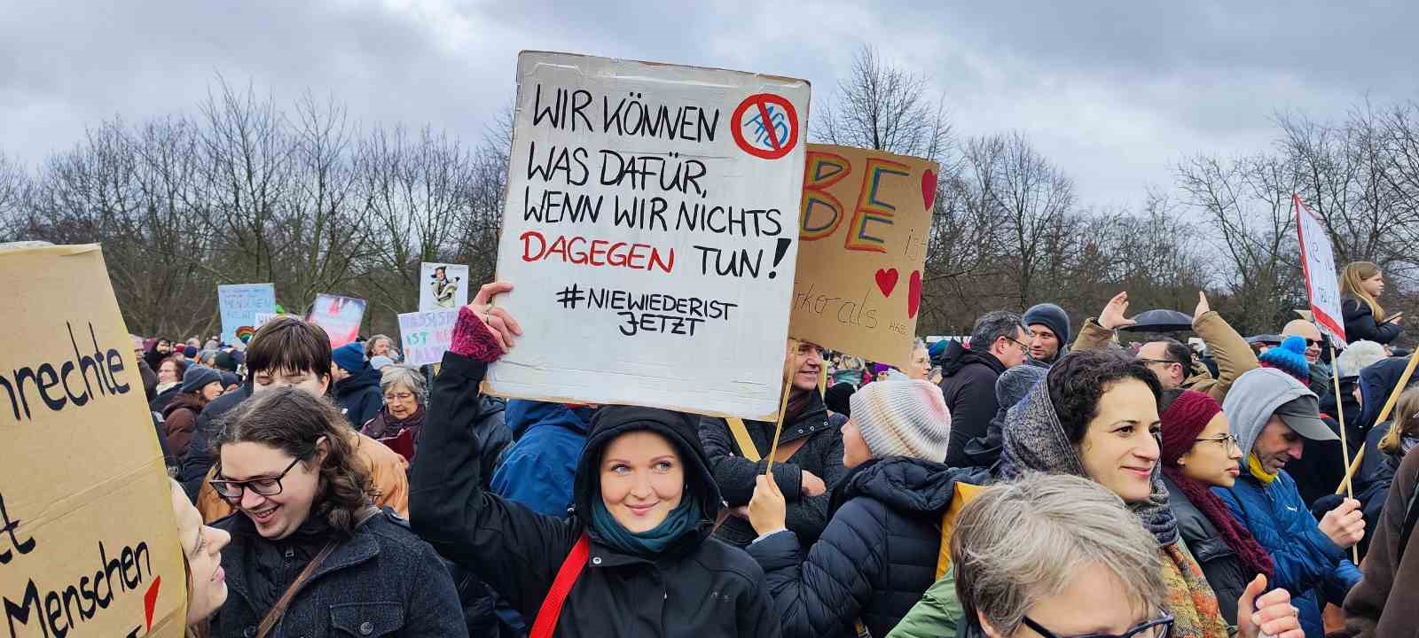 ALMANYA’DA 150 BİN KİŞİDEN BUNDESTAG ÖNÜNDE IRKÇILIĞA KARŞI MİTİNG