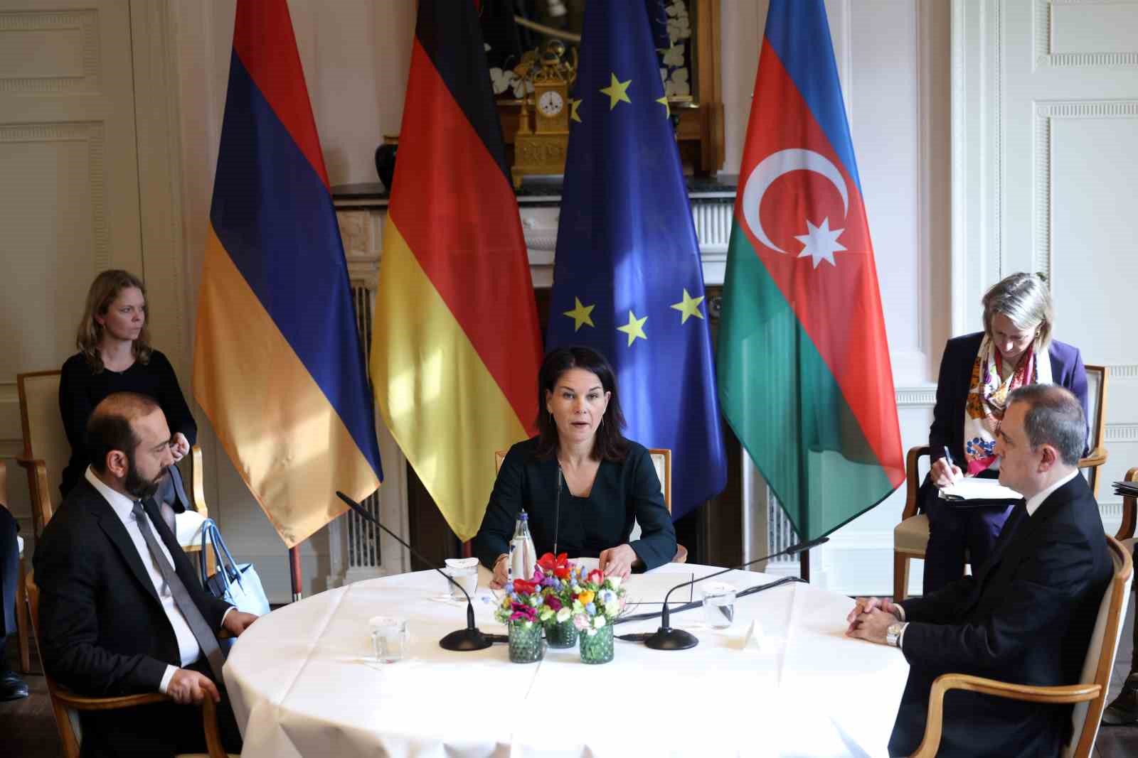 Almanya Dışişleri Bakanı Annalena Baerbock’un ev sahipliğinde, Azerbaycan Dışişleri Bakanı