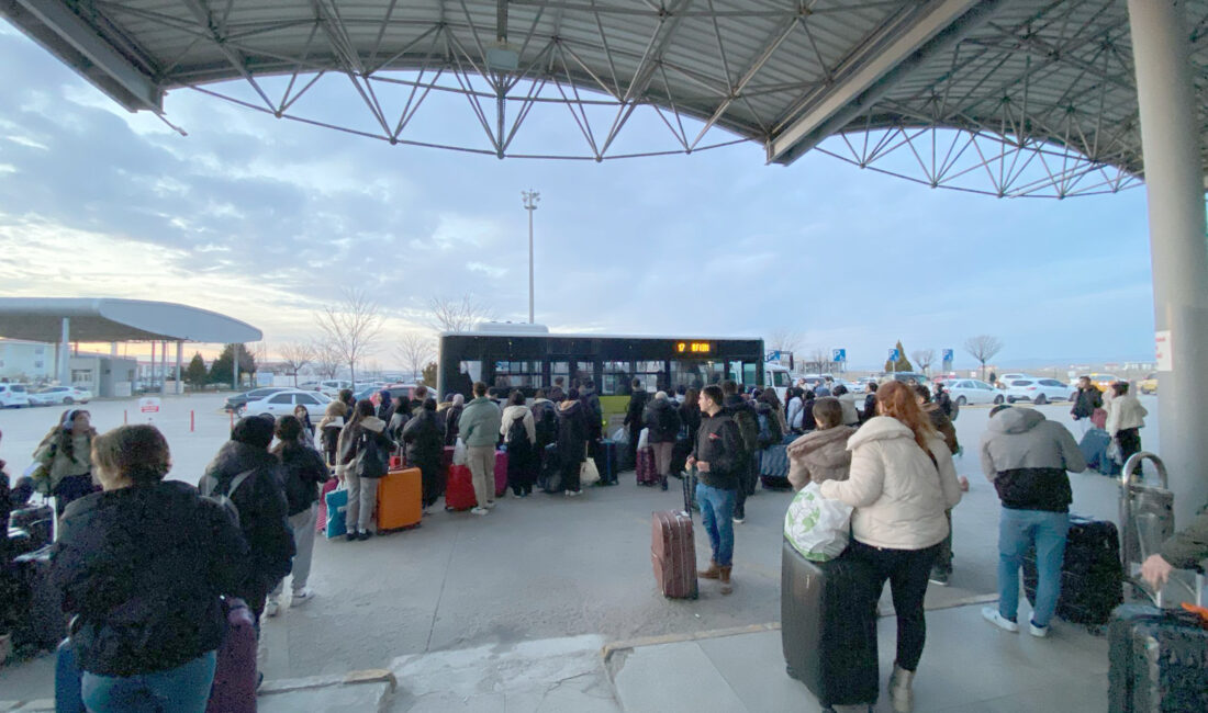 Afyonkarahisar’da otogarda ulaşım sorunuyla karşı karşıya kalan öğrencilerin imdadına İYİ