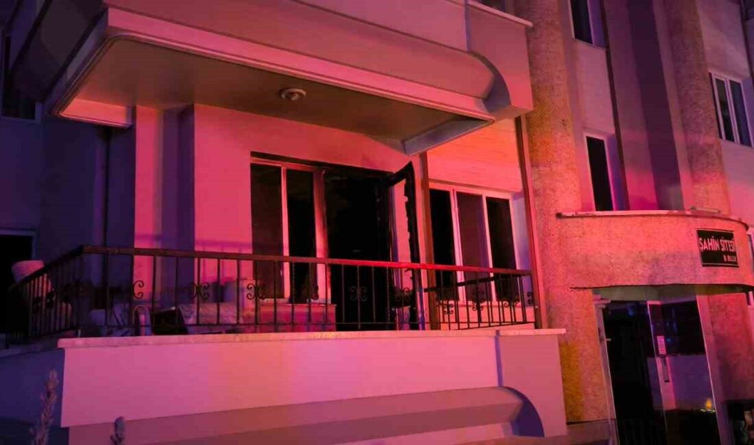 AFYONKARAHİSAR’DA BİR APARTMANIN GİRİŞ KATINDAKİ DAİREDE ÇIKAN YANGINDA 10 KİŞİ