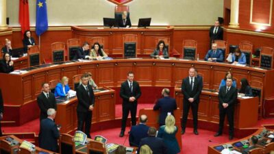 Arnavutluk parlamentosu, İtalya’nın Arnavutluk’un kuzeyinde 2 göçmen merkezi inşa etmesini