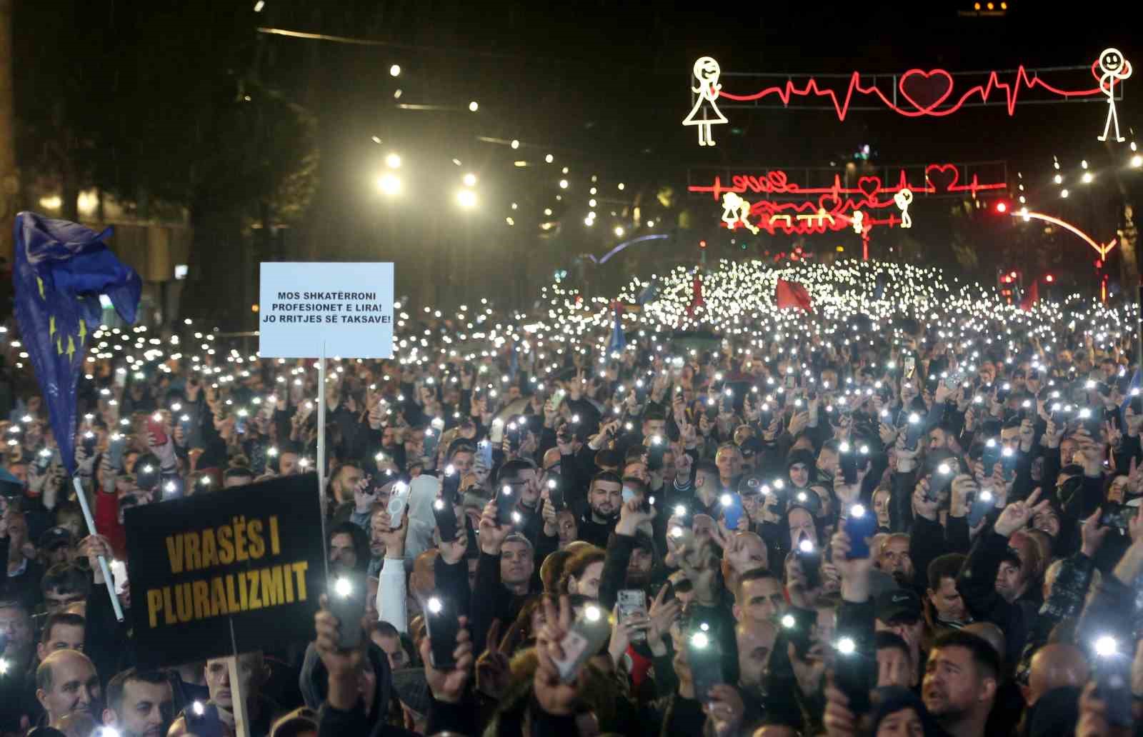 ARNAVUTLUK’TA ARNAVUTLUK’TA ESKİ BAŞBAKAN VE ANA MUHALEFETTEKİ DEMOKRATİK PARTİ LİDERİ