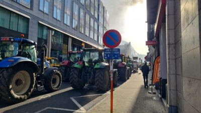 AVRUPA BİRLİĞİ’NİN (AB) TARIM POLİTİKALARINA KARŞI BRÜKSEL’DE GÖSTERİLERİNİ SÜRDÜREN ÇİFTÇİLER,