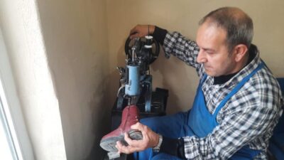 AYAKKABI FİYATLARININ YÜKSELMESİ İLE BİRLİKTE VATANDAŞLAR ÇAREYİ MEVCUT AYAKKABILARINI TAMİR