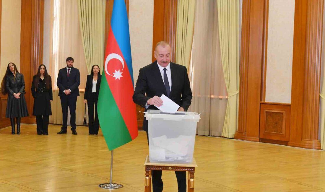 AZERBAYCAN CUMHURBAŞKANI İLHAM ALİYEV OYUNU AİLESİYLE BİRLİKTE İŞGALDEN KURTARILAN HANKENDİ