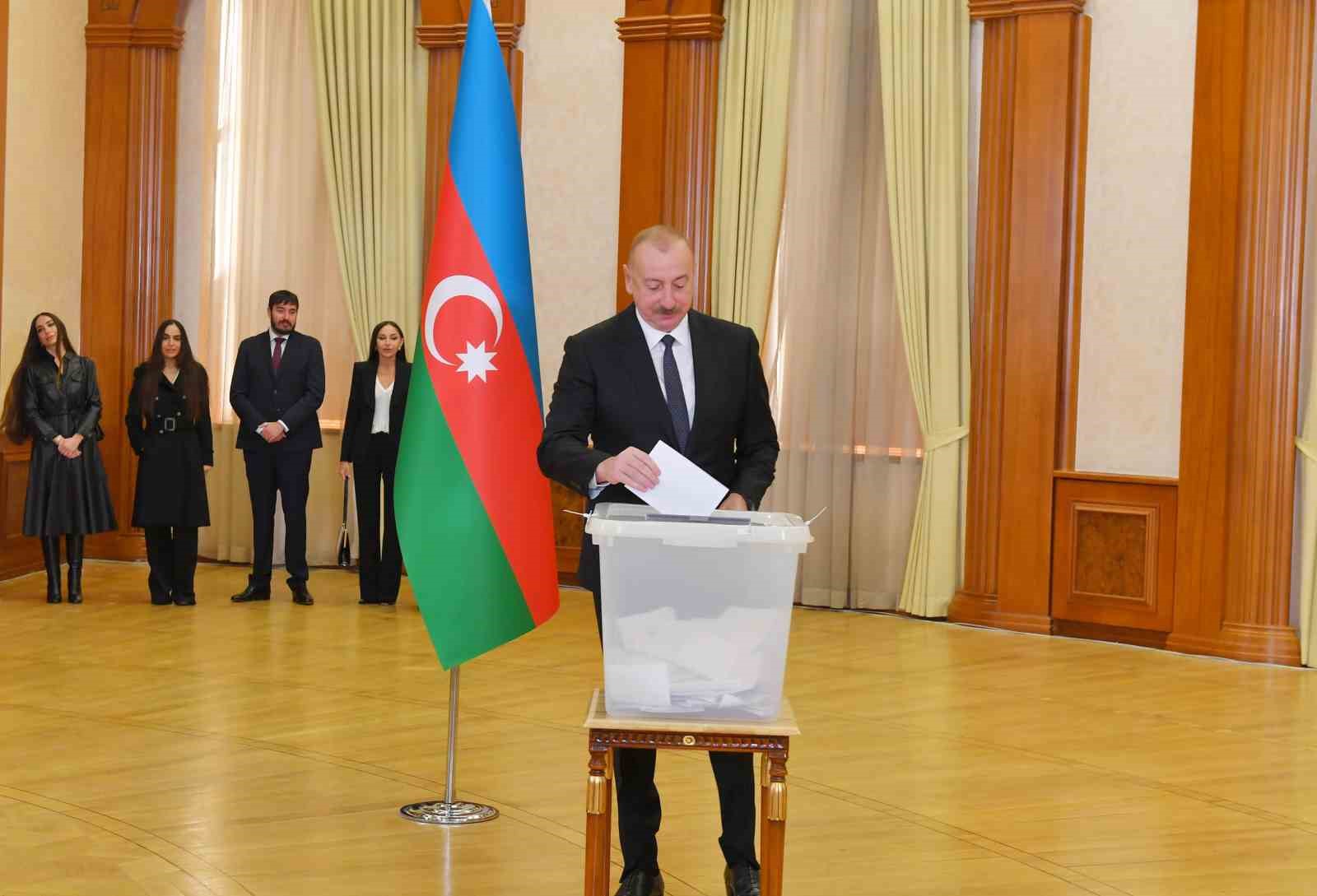 AZERBAYCAN CUMHURBAŞKANI İLHAM ALİYEV OYUNU AİLESİYLE BİRLİKTE İŞGALDEN KURTARILAN HANKENDİ